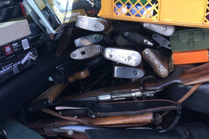 Die gefundenen Waffen wurden abtransportiert.