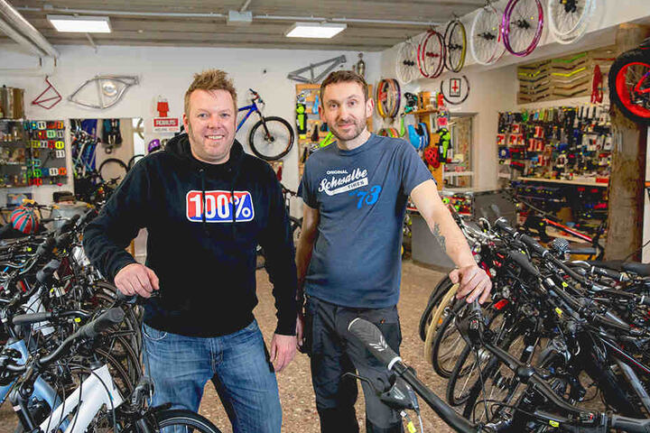 Auch "Räder Reichelt" vergibt Reparatur-Termine, doch René J. halfen sie
schnell, unbürokratisch und dazu noch kostenlos: Inhaber Thomas Reichelt (46,
l.) und Mechaniker Frank Tönjes (38).