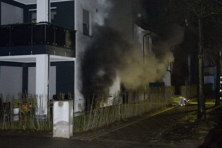 Heftiger Qualm kam der Feuerwehr beim Eintreffen entgegen.