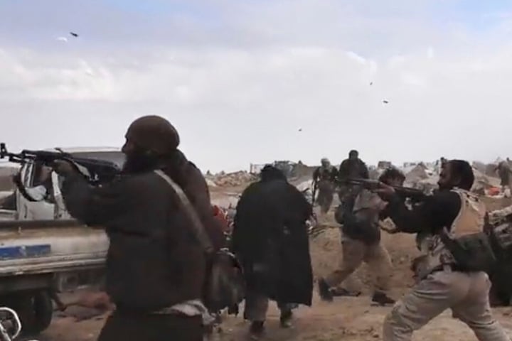 Im syrischen Baghus: IS-Kämpfer feuern ihre Waffen ab