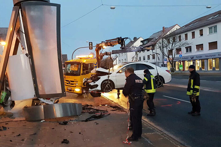 Auch die Litfaßsäule ist nur noch Schrott.