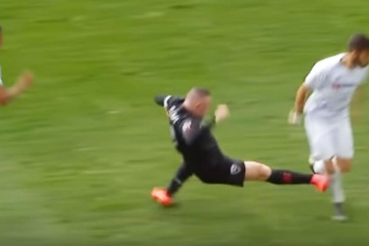 Üble Aktion von Wayne Rooney (l.) gegen LAFC-Stürmer Diego Rossi.