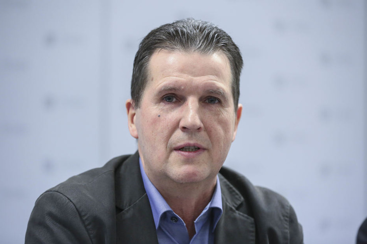 Ordnungsamtschef Ralf Lübs (57) führt das neue Bezahlsystem ein.