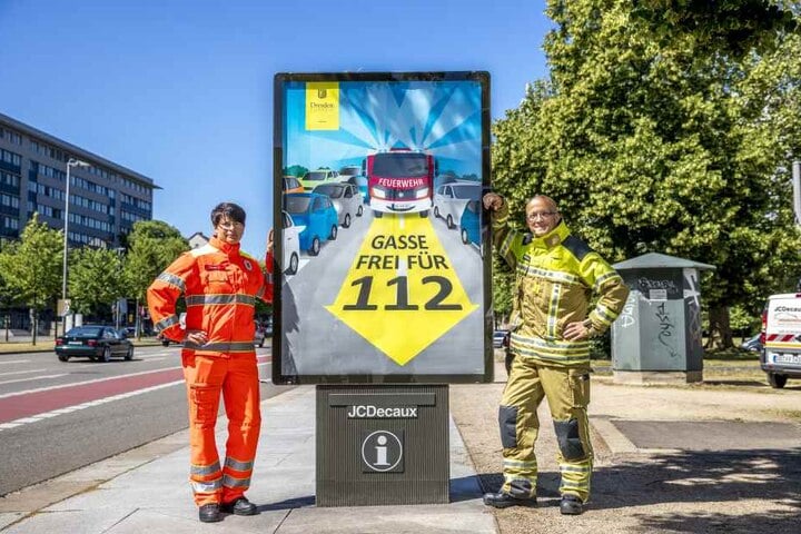 Brandoberinspektorin Jadwiga Richter (39. l) und Feuerwehrsprecher Rainer Jonas (53) mit dem neuen Rettungsgassen-Plakat.