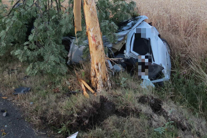 Die Frau wurde nach dem Aufprall aus ihrem Wagen geschleudert und verstarb noch an der Unfallstelle.
