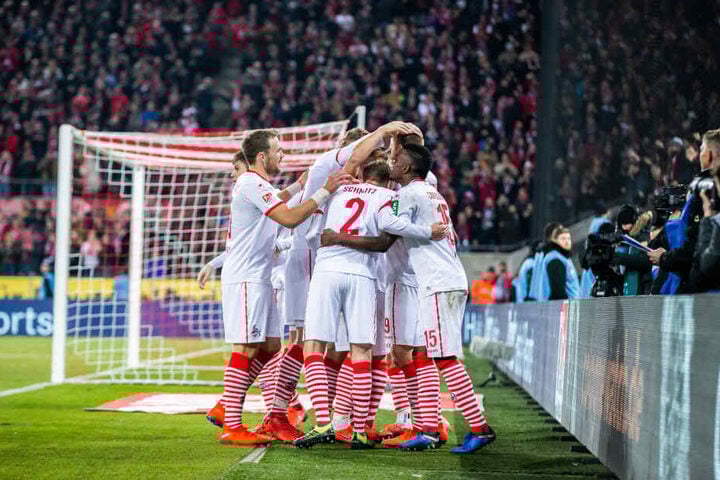 Nach dem Abpfiff feierten die Kölner den 4:1 gegen St. Pauli.