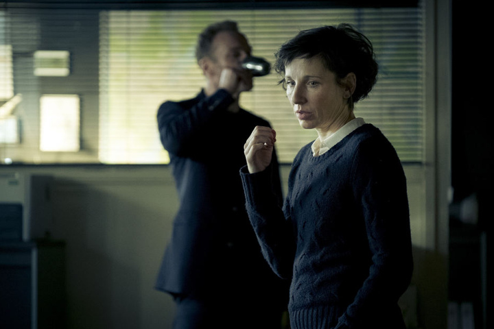 Rubin (Meret Becker) und Karow (Mark Waschke) analysieren die 24 Stunden-Blutdruckmessung von Kathrin Menke.