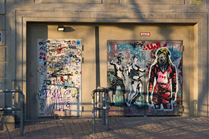 Die Sonne strahlt die Eingangstüren zum Club Berghain an.