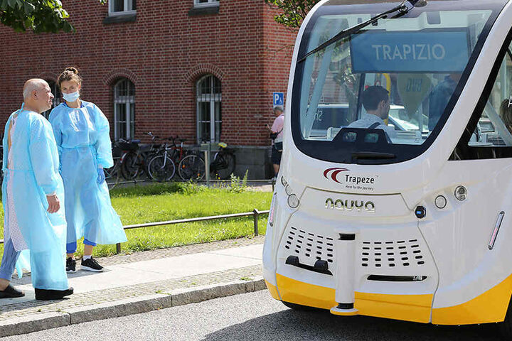 Patienten verfolgen den Start des Pilotprojekts der Charité, BVG und Berlin.