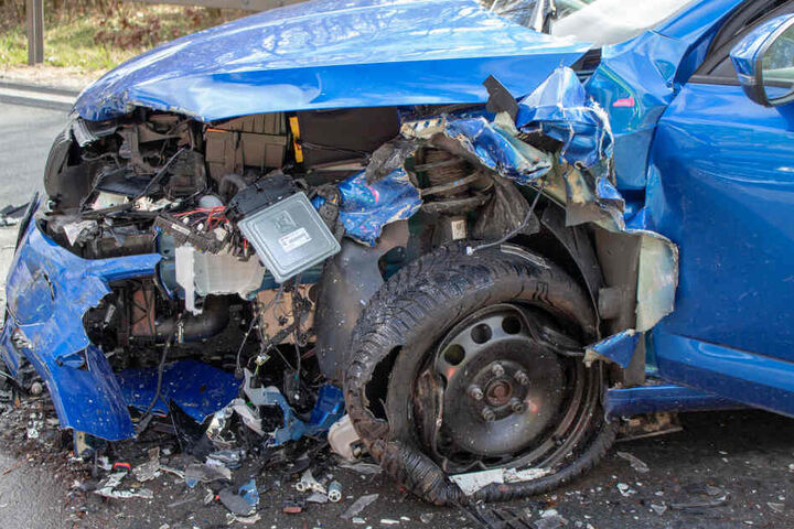Die Seite des Skoda wurde völlig zerstört, der Fahrer wurde eingeklemmt und musste von der Feuerwehr befreit werden.