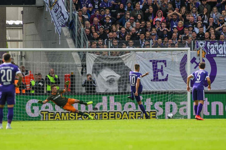 Nervenstark: Dimitrij Nazarov verlädt Dynamo-Keeper Kevin Broll beim Elfmeter.
