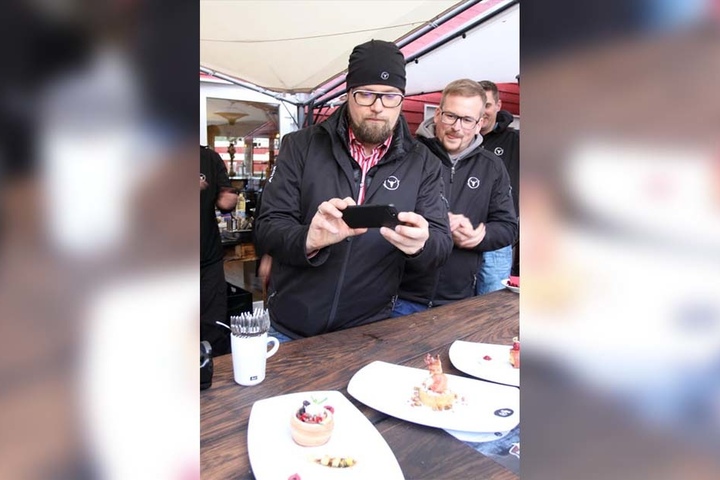 Auch Alexander Möhle hält die kreativen Kreationen der Griller fest.