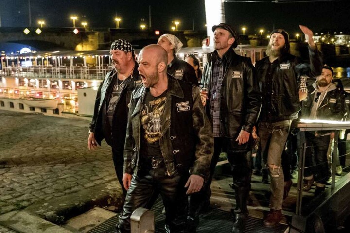 Ein Blick genügt: Mit dieser Rockergruppe ist nicht zu spaßen. Während ein
Prankster sie filmt, wird er erschossen.