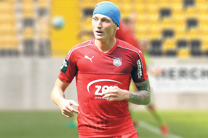 Eisenschädel: Auch mit Platzwunde
und Turban machte Marc-Philipp Zimmermann weiter.