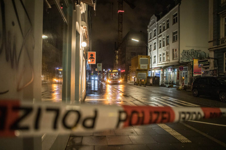 Die Polizei hat den Bereich um den Unfallort abgesperrt.