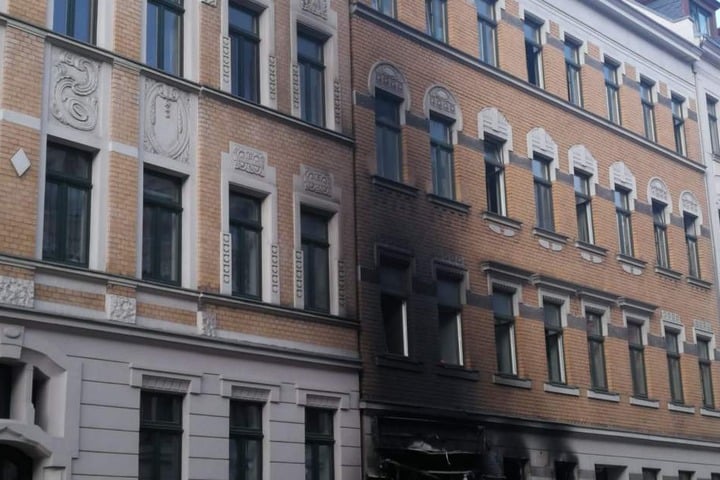 Über die gesamte Länger der Häuserfassade erstreckt sich eine dicke schwarze Rußspur.