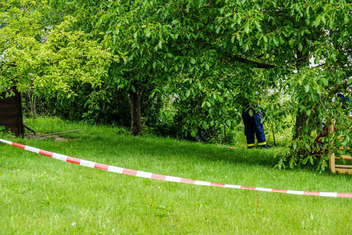 Das Kind stürzte vermutlich beim Spielen in einen Teich auf einem Gartengrundstück.