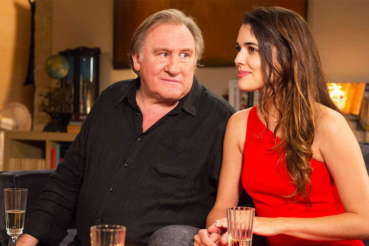 Lebemann Patrick (l., Gerard Depardieu) hat mit Emma (Adriana Ugarte) seine neue Liebe fürs Leben gefunden.
