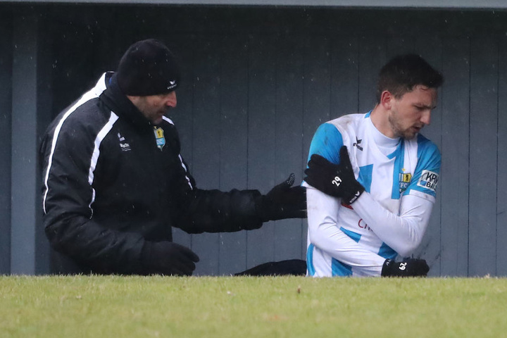 Mit schmerzverzerrtem Gesicht verließ der Mittelfeldmann das Spielfeld.