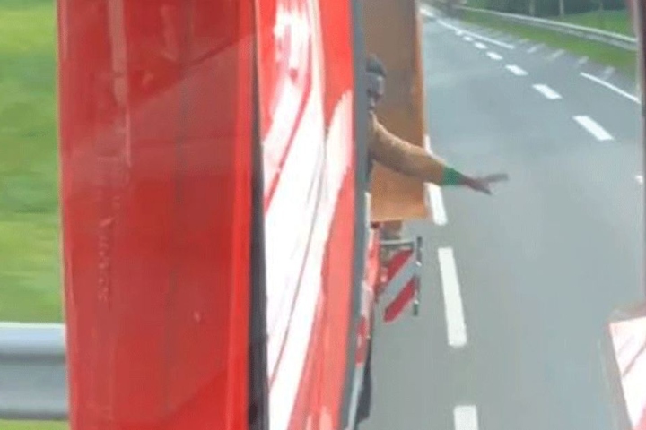 Ein Migrant winkte, weil er nicht nach Holland wollte.