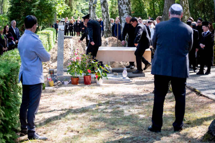 Männer tragen bei der Beisetzung von Filmproduzent Artur Brauner auf dem Jüdischen Friedhof Heerstraße den Sarg zum Grab.