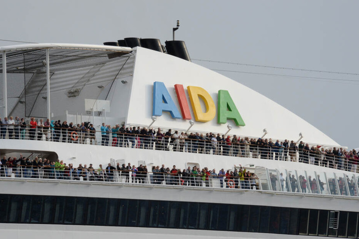 Passagiere stehen an Bord des Kreuzfahrtschiffs "Aida Sol".