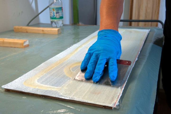 Bevor die Skateboards ihre Form bekommen, werden die Bretter mit Bio-Harz laminiert.