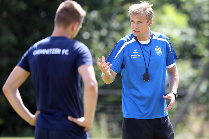 CFC-Coach David Bergner (r.) im Gespräch mit Daniel Frahn. Der Coach sieht den himmelblauen Torjäger von den Schiris ungerecht behandelt.
