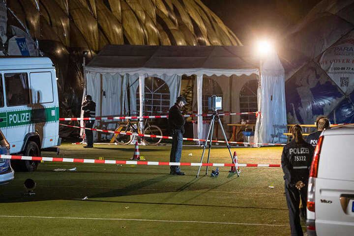 Um den Messerangriff des 29-Jährigen zu verhindern, schossen mehrere Beamte auf den Mann.