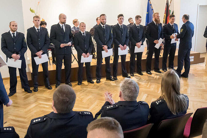 Sachsen hat 260 neue Polizisten. Die erhielten am Dienstag nach 30-monatiger Ausbildung ihre Ernennungsurkunden.