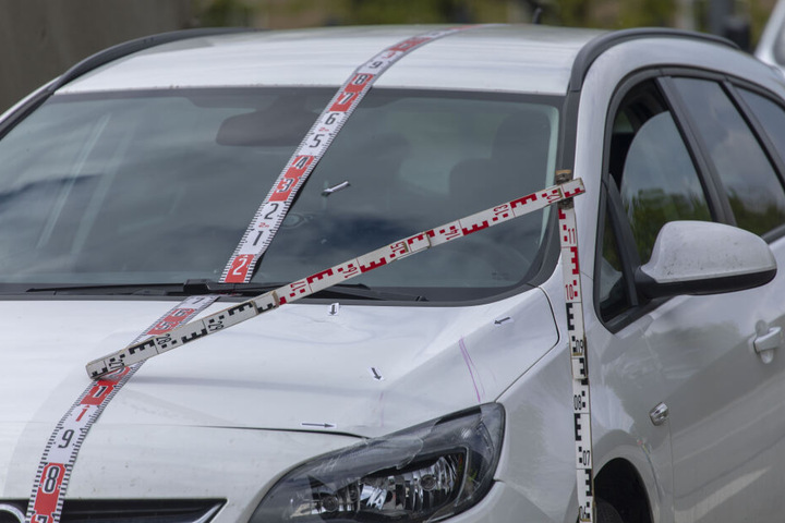 Eine Fußgängerin wurde auf der B95 angefahren und schwer verletzt.