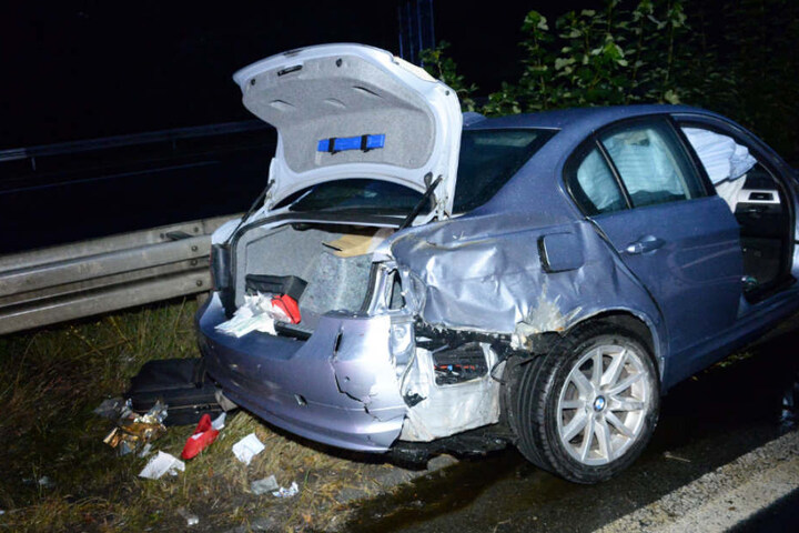 Schwer verletzt wurde der Fahrer aus seinem BMW geborgen.