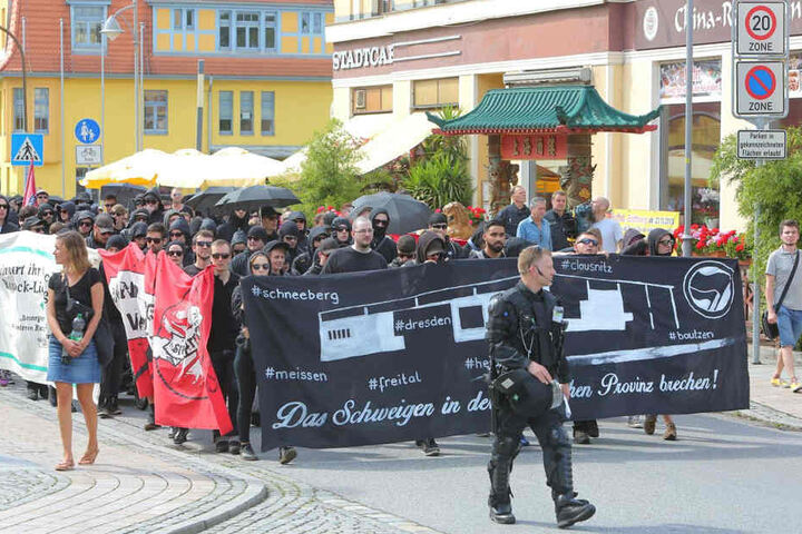 Die Demo bewegt sich in Richtung des ehemaligen Praktiker-Baumarkts. Ganz links läuft Politikerin Juliane Nagel (37, Die Linke), die die Demonstration angemeldet hatte.