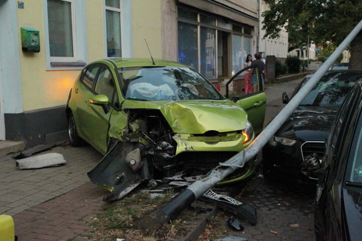 An den Autos und an der Laterne entstand Totalschaden.