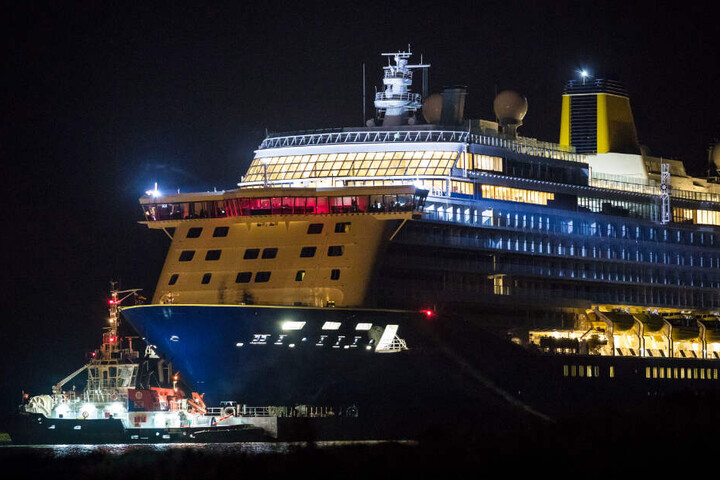 In der Nacht fuhr das Kreuzfahrtschiff "Spirit of Discovery" aus der Werft in Papenburg nach Emden.