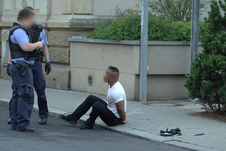 Die Polizei nimmt die Personalien auf.