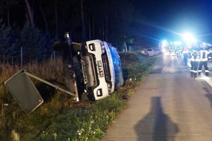 Der umgekippte Anhänger des Autotransporters.
