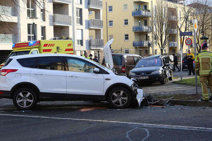 Drei Personen wurden bei dem Unfall verletzt.