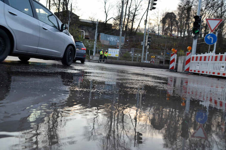 ...und setzte die angrenzende Bundesstraße 10 kurzzeitig unter Wasser.
