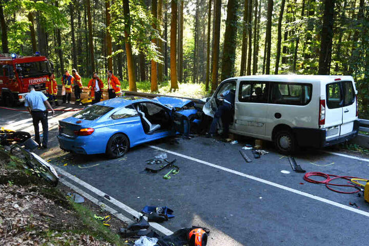 Einsatzkräfte am Abend an der Unfallstelle.