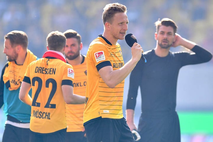 Dynamo-Kapitän Marco Hartmann richtete nach dem Spiel ein paar Dankesworte an die Fans.