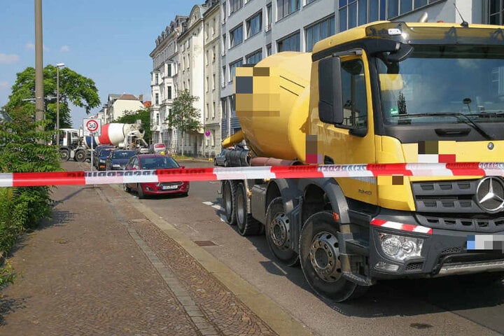 Offenbar hat dieser Lkw den Radler erfasst.