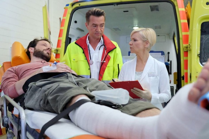 Jens Schultheiss (l.) wird einen Tag nach seinem ersten Sachsenklinik-Aufenthalt erneut ins Krankenhaus eingeliefert. Diesmal hat er sich einen Nagel in den Fuß geschossen.