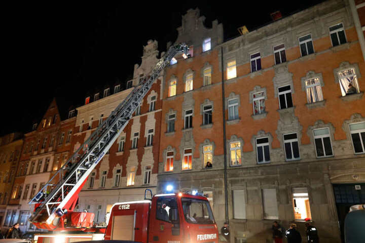 Zwei Bewohner mussten bei dem Brand am 30.12.2016 mit der Drehleiter aus dem vierten Stock gerettet werden.