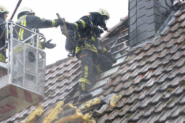 Um Glutnester ausfindig zu machen, hob die Feuerwehr die Pfannen aus.