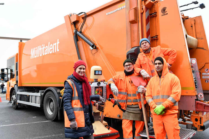 Die Schauspieler Inez Bjorg David, Jörn Hentschel, Uwe Ochsenknecht und Daniel Rodic (v.l.) stehen am Rande von Dreharbeiten der ARD-Komödie "Die Drei von der Müllabfuhr".