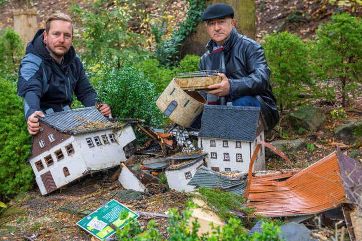Stefen Hofmann (61, r.) vom Freiberger Brauhaus hilft im Klein Erzgebirge, das vier zerstörte Mini-Gebäude ersetzen muss, so Stephan Drichelt (32).