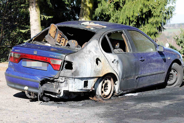 Der Seat wurde durch das Feuer erheblich beschädigt.