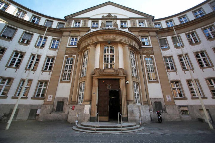 Das Archivbild zeigt das Landgericht Frankfurt von Außen. Der 28-Jährige muss sich hier von Dienstag an verantworten.
