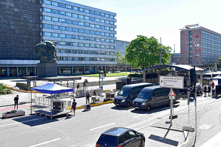 Die Bühne steht diesmal direkt auf der Brückenstraße.